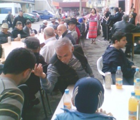 Romii au încins grătarele în toată ţara: a fost ziua lor!
